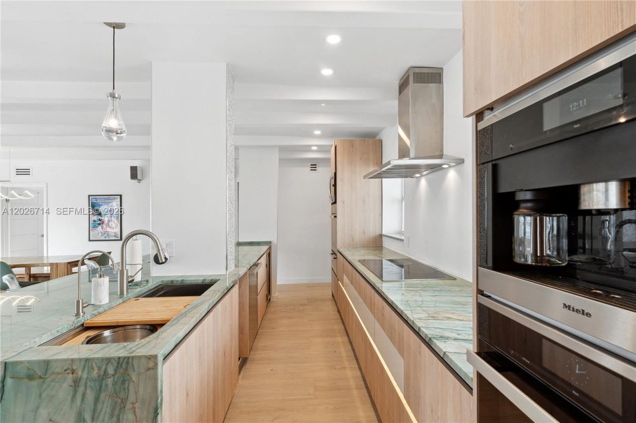 325 Ocean Dr , Unit 502, Miami Beach, FL 33139 Photo