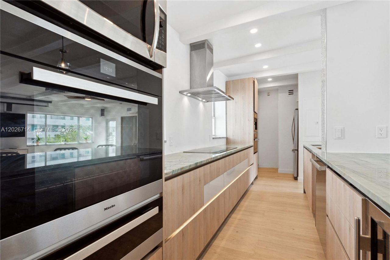 325 Ocean Dr , Unit 502, Miami Beach, FL 33139 Photo