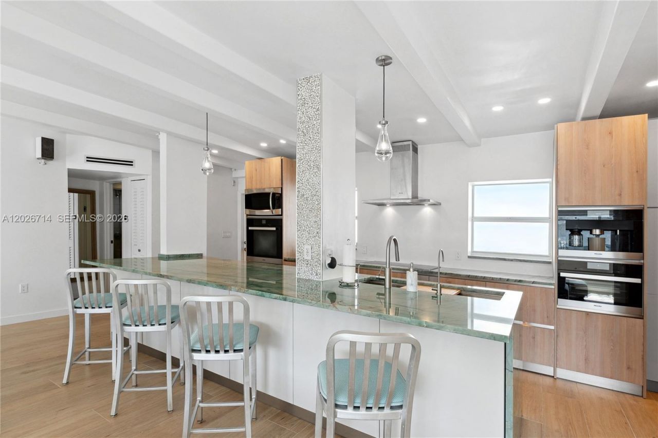 325 Ocean Dr , Unit 502, Miami Beach, FL 33139 Photo