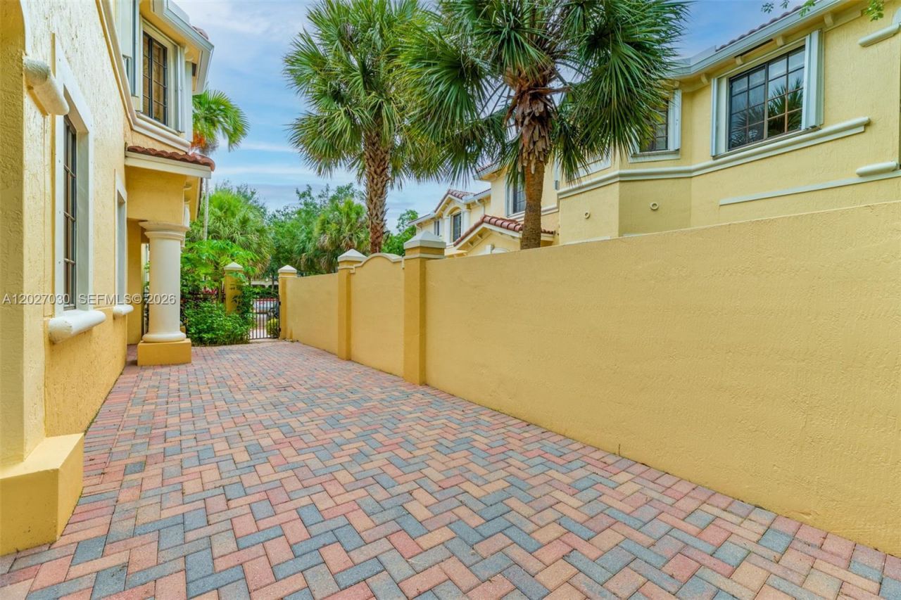 1695 Passion Vine Cir, Unit 22-1, Weston, FL 33326 Photo