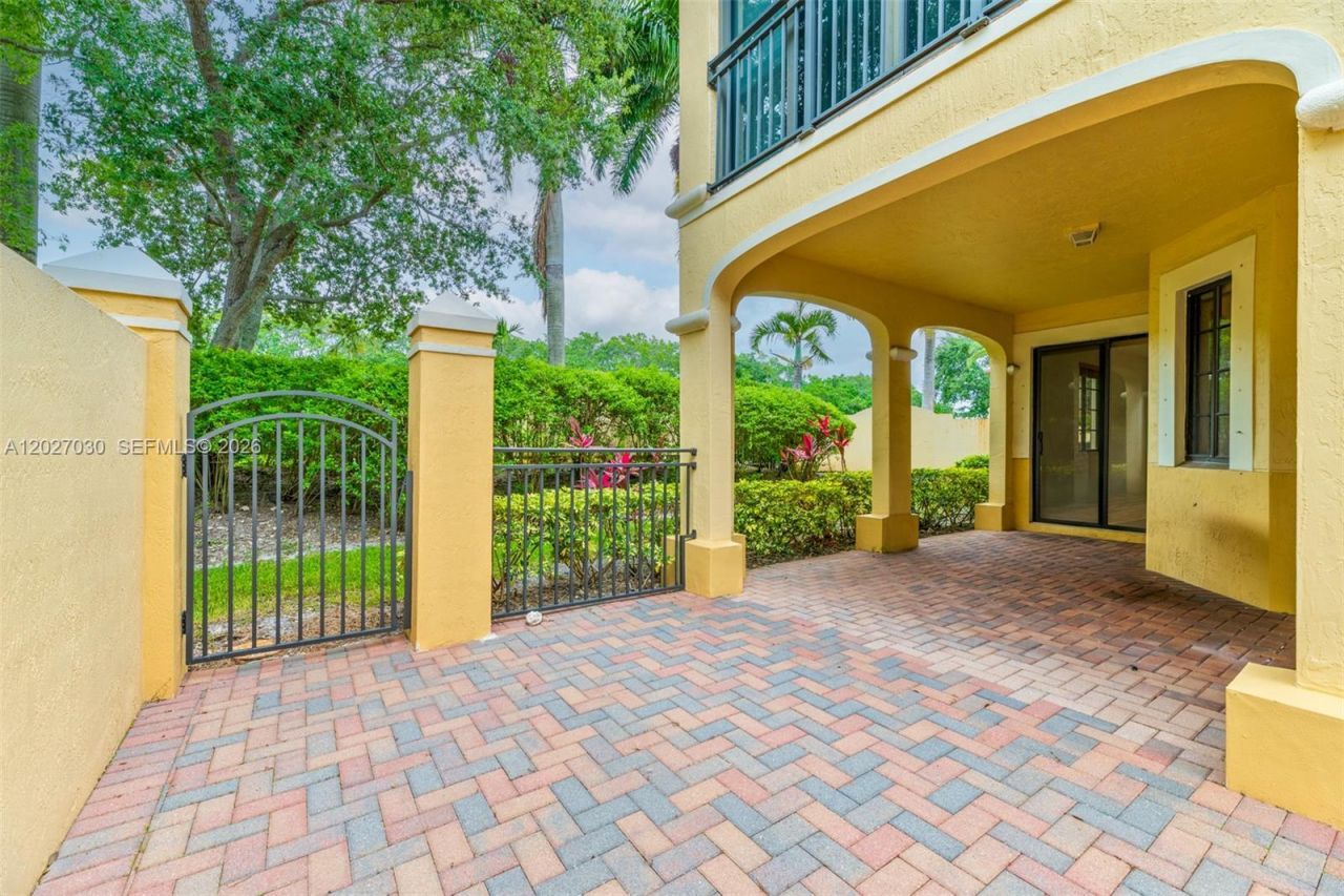 1695 Passion Vine Cir, Unit 22-1, Weston, FL 33326 Photo