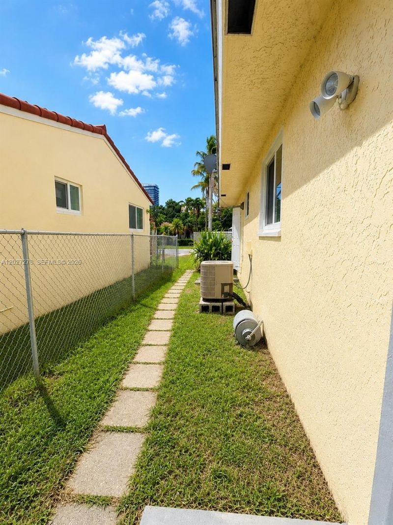 901 NE 2nd St , Hallandale Beach, FL 33009 Photo