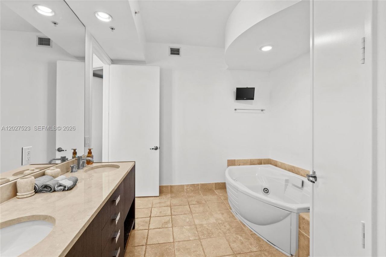 18201 Collins Ave , Unit 4209, Sunny Isles Beach, FL 33160 Photo