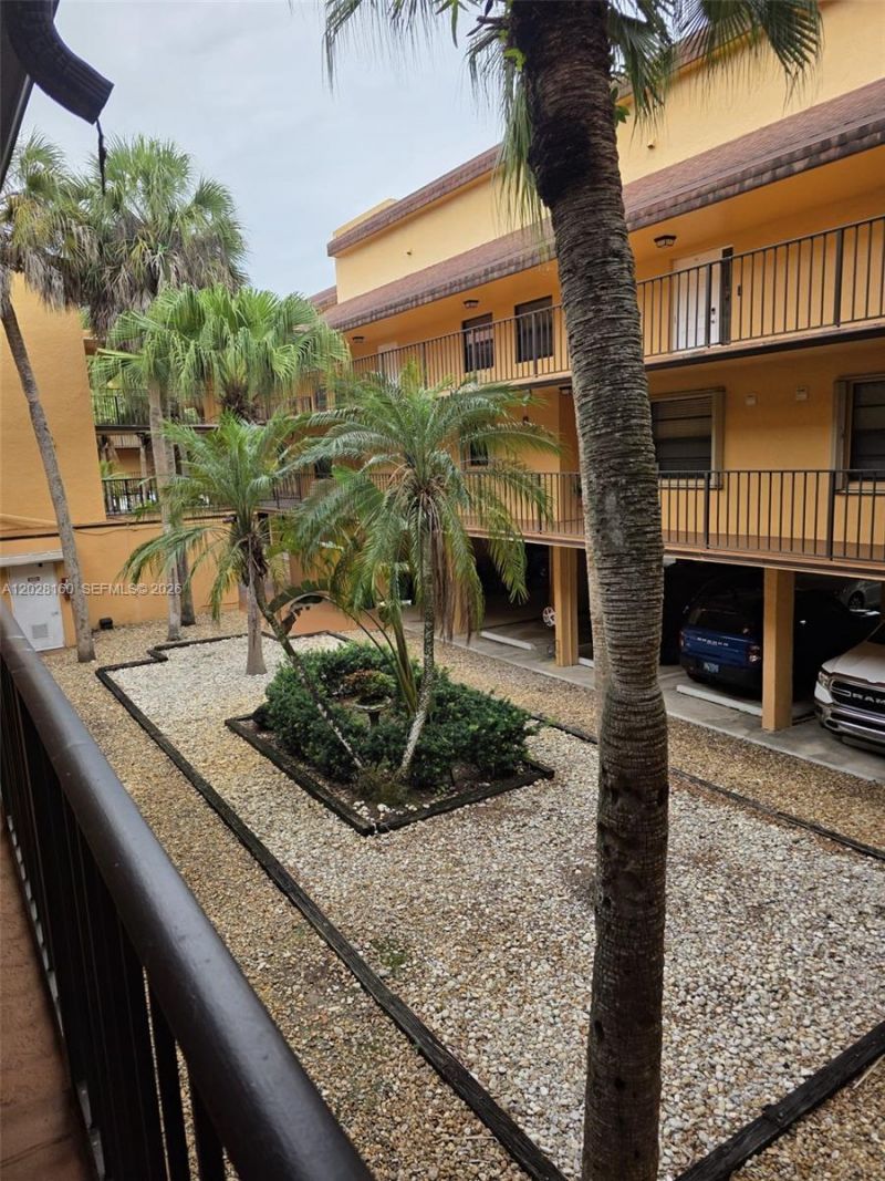 450 Commodore Dr, Unit 108, Plantation, FL 33325 Photo