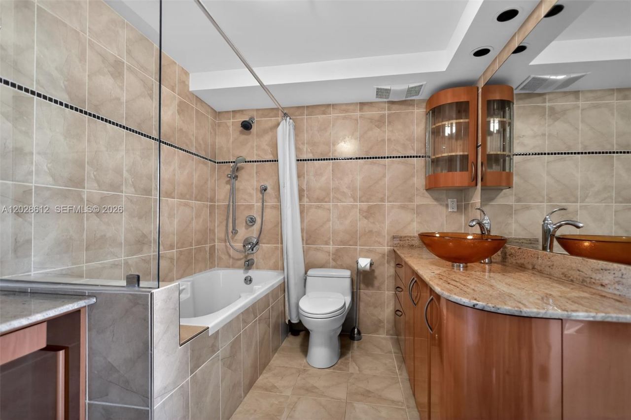 230 174th St, Unit 902, Sunny Isles Beach, FL 33160 Photo