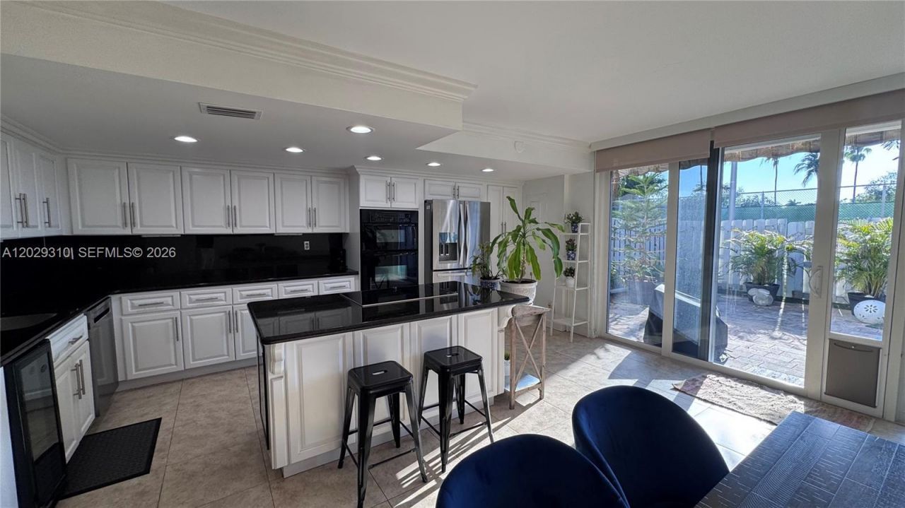 903 NE 27th Ave , Unit 903, Hallandale Beach, FL 33009 Photo