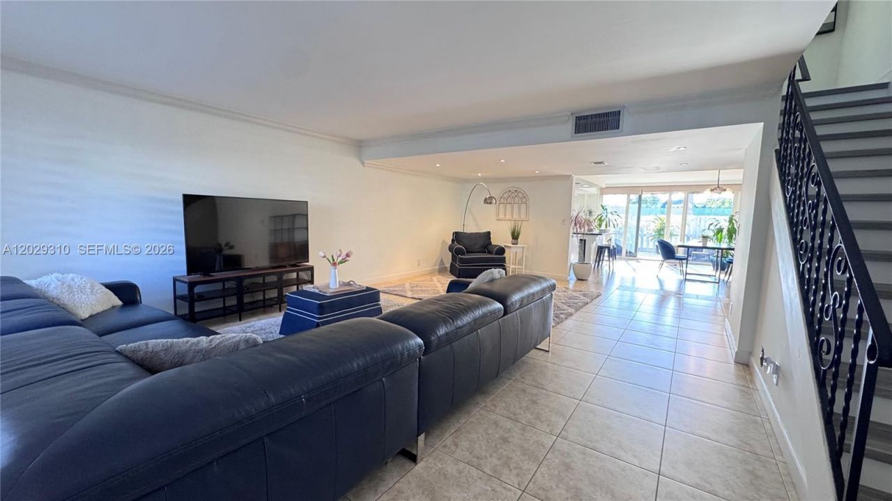 903 NE 27th Ave , Unit 903, Hallandale Beach, FL 33009 Photo