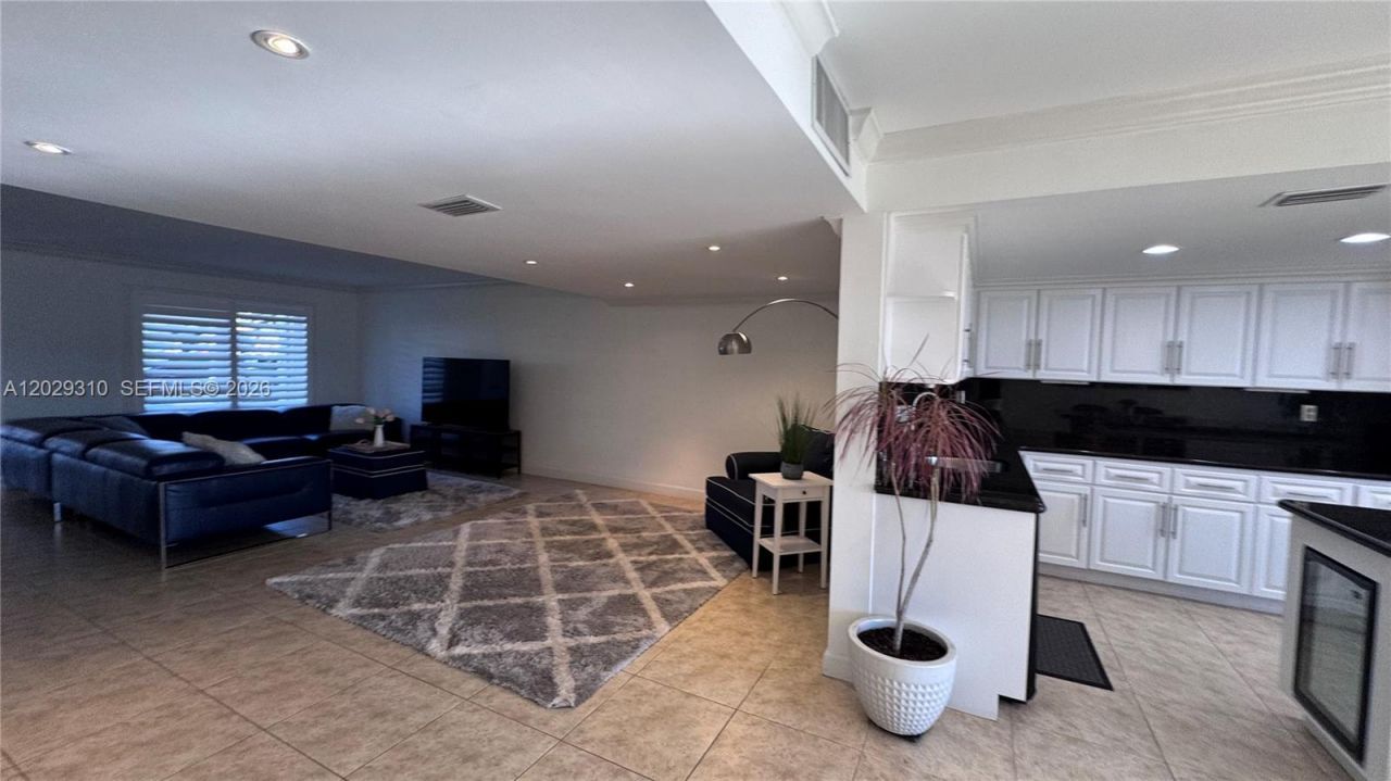 903 NE 27th Ave , Unit 903, Hallandale Beach, FL 33009 Photo