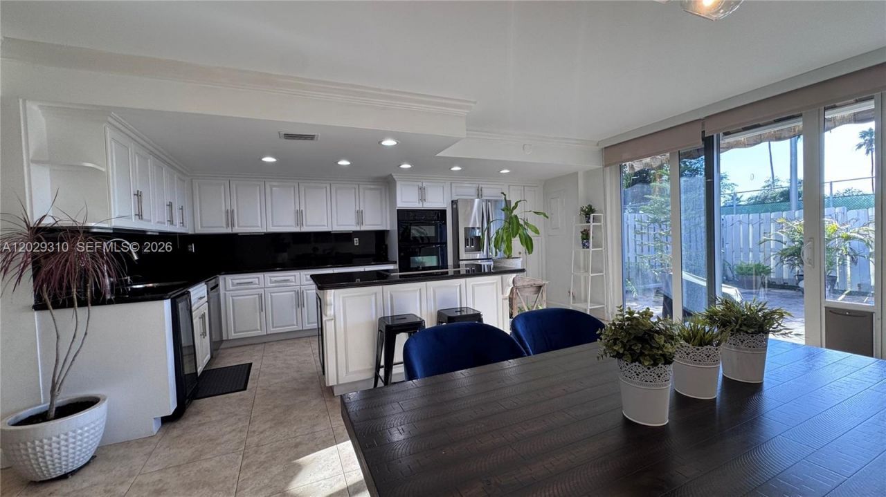 903 NE 27th Ave , Unit 903, Hallandale Beach, FL 33009 Photo