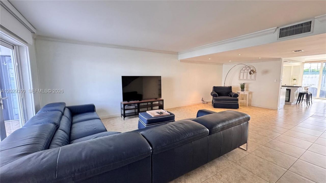 903 NE 27th Ave , Unit 903, Hallandale Beach, FL 33009 Photo