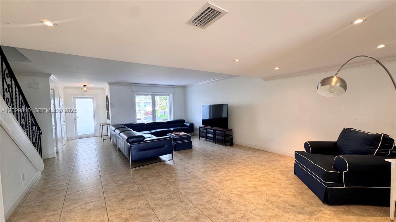 903 NE 27th Ave , Unit 903, Hallandale Beach, FL 33009 Photo