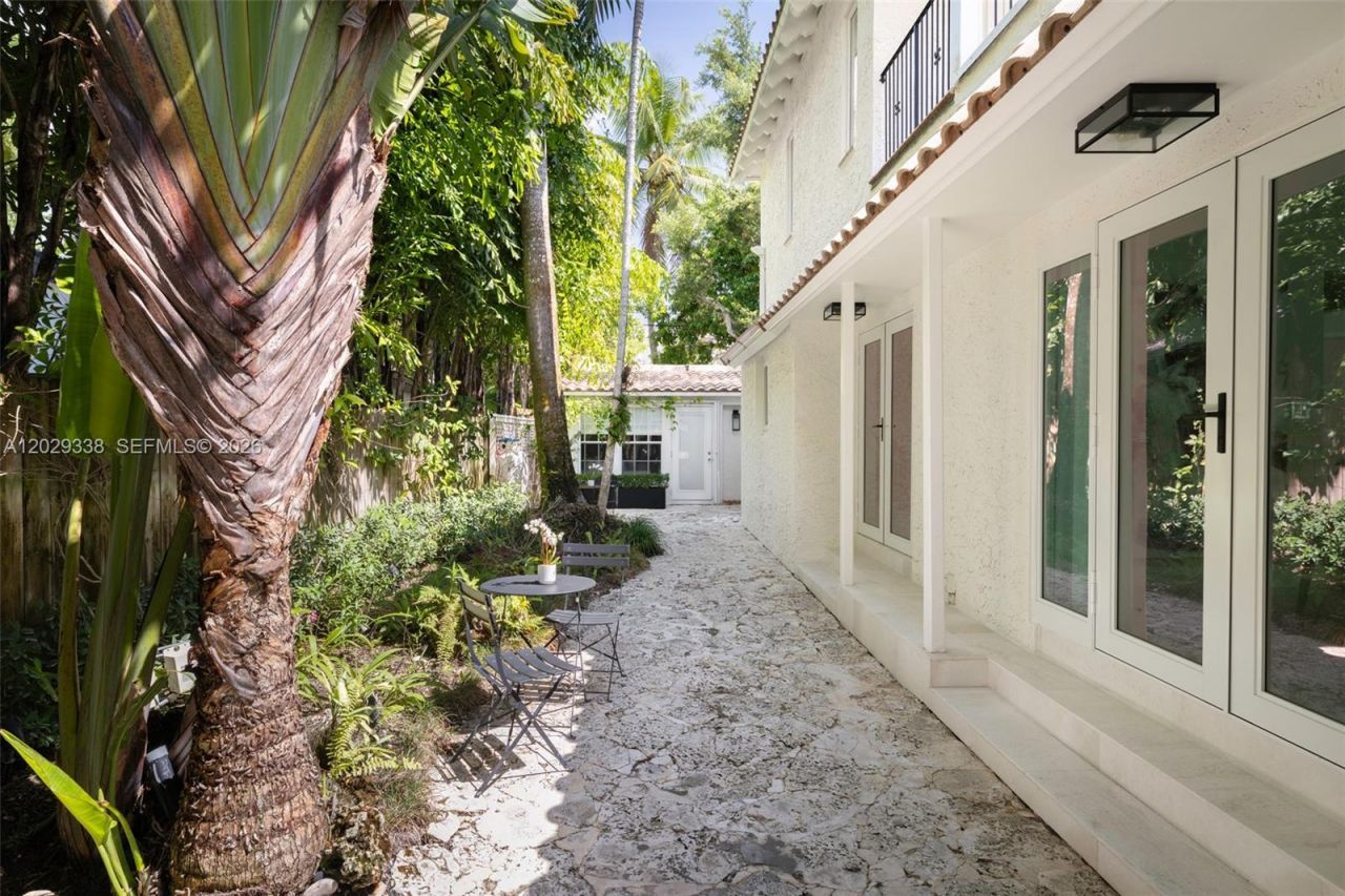 3845 Wood Ave , Miami, FL 33133 Photo