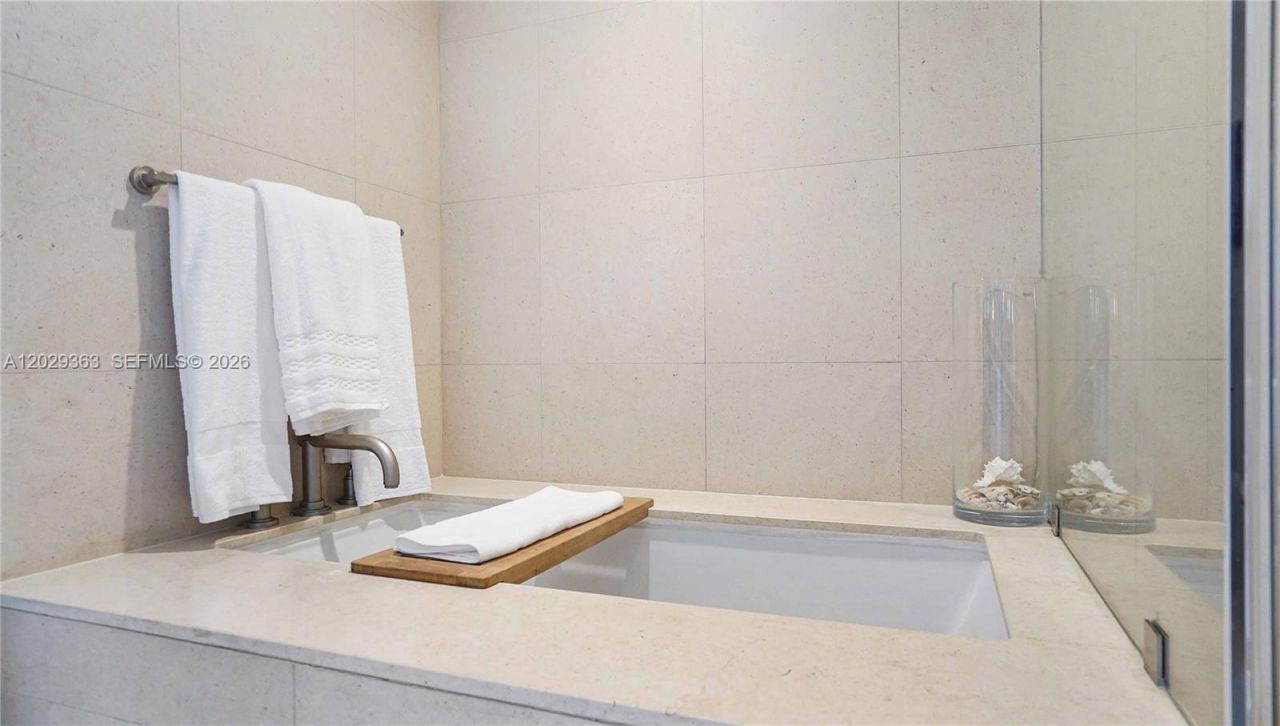 6801 Collins Ave , Unit 315, Miami Beach, FL 33141 Photo