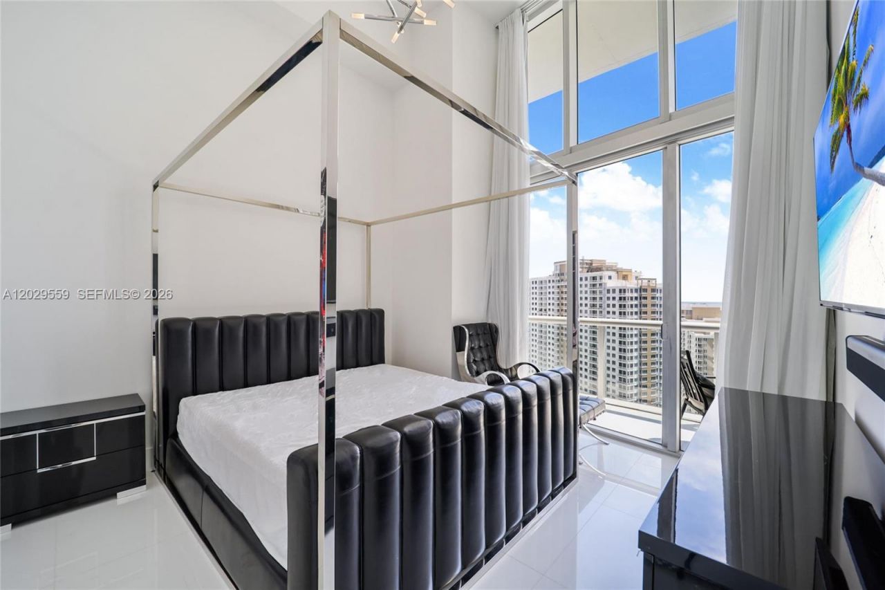 475 Brickell Ave , Unit 2807, Miami, FL 33131 Photo
