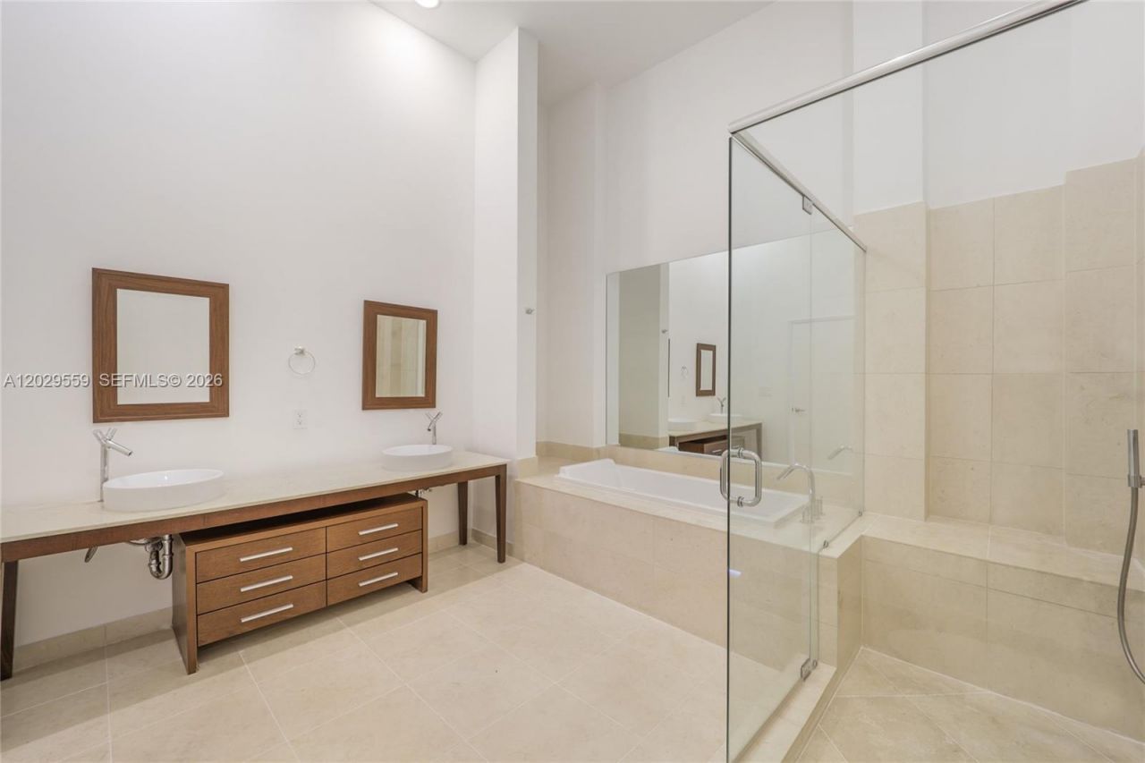475 Brickell Ave , Unit 2807, Miami, FL 33131 Photo