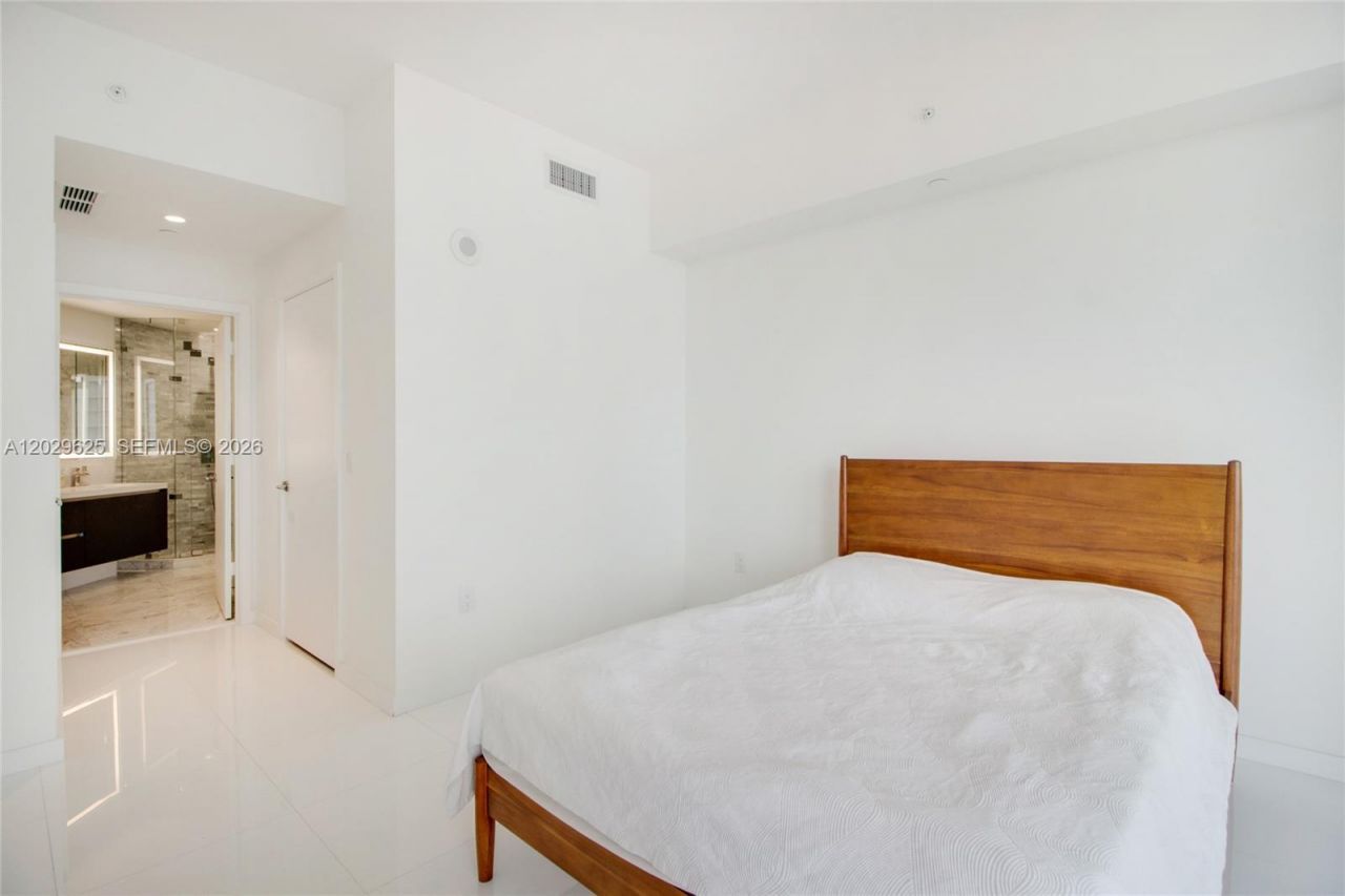 851 NE 1st Ave , Unit 1705, Miami, FL 33132 Photo