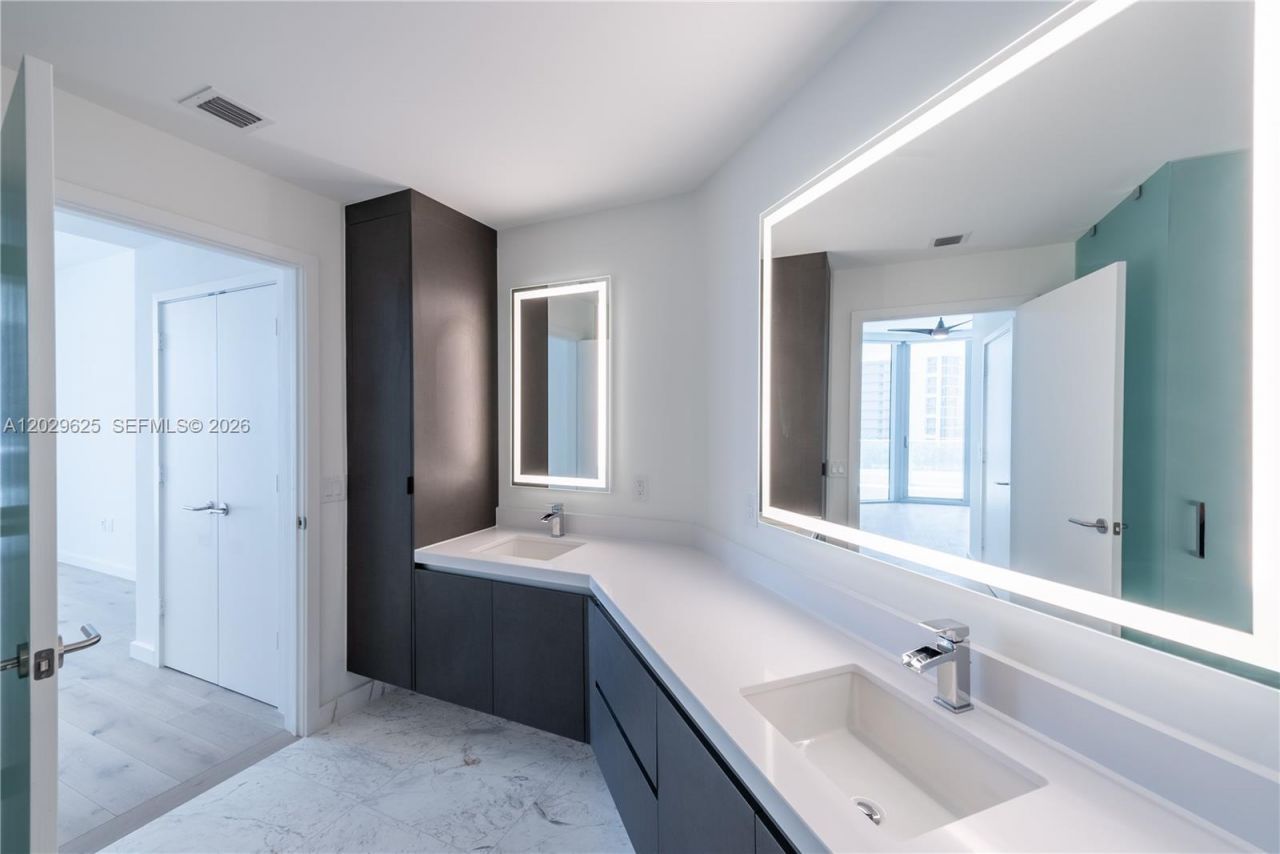 851 NE 1st Ave , Unit 1705, Miami, FL 33132 Photo