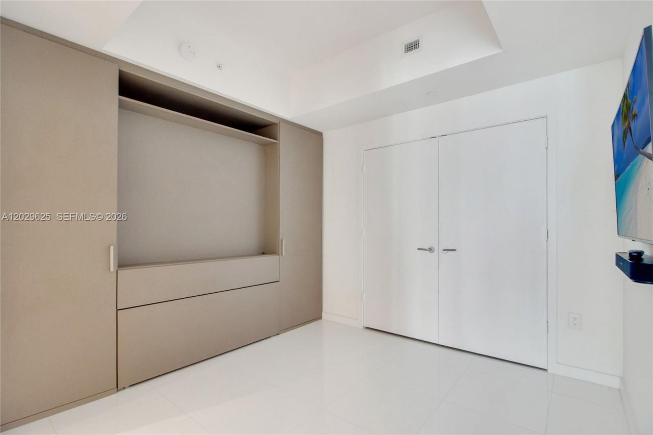 851 NE 1st Ave , Unit 1705, Miami, FL 33132 Photo
