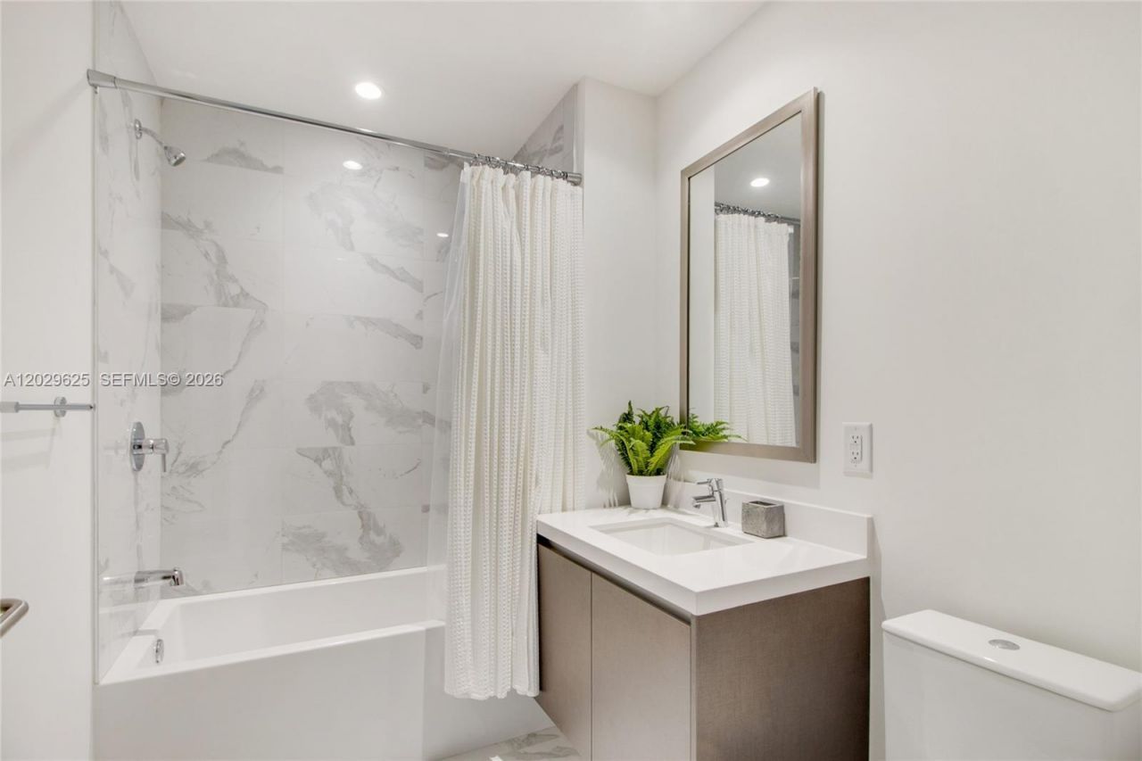851 NE 1st Ave , Unit 1705, Miami, FL 33132 Photo