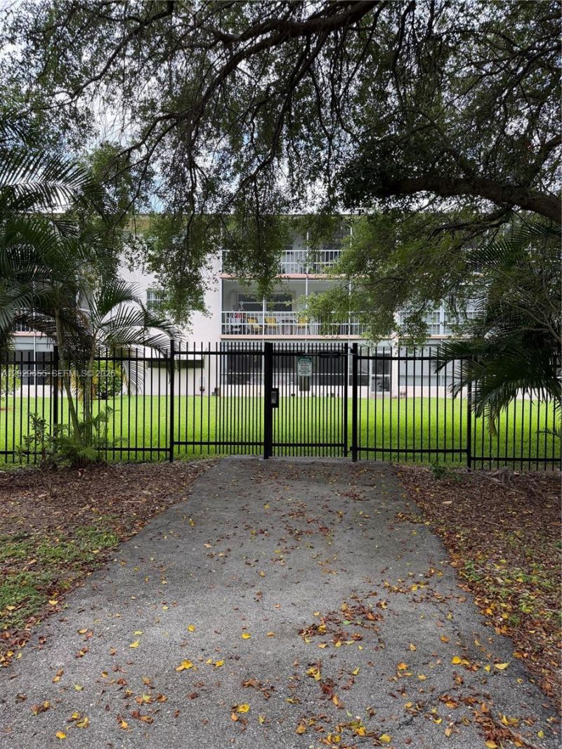 1100 Hillcrest Court , Unit 111, Hollywood, FL 33021 Photo