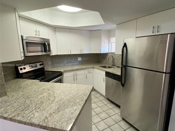 8323 Lake Dr , Unit 302, Doral, FL 33166
