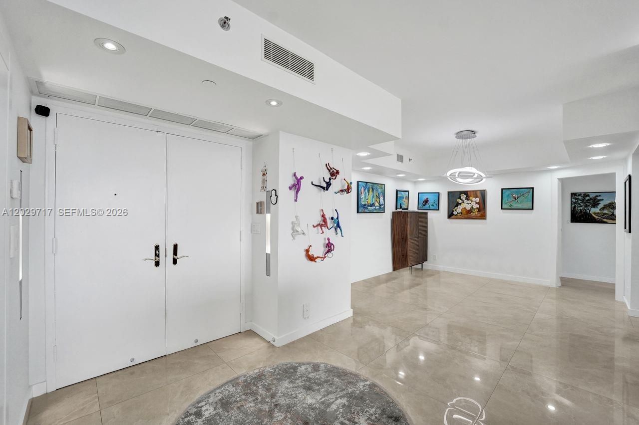 20281 E Country Club Dr , Unit 2209, Aventura, FL 33180 Photo