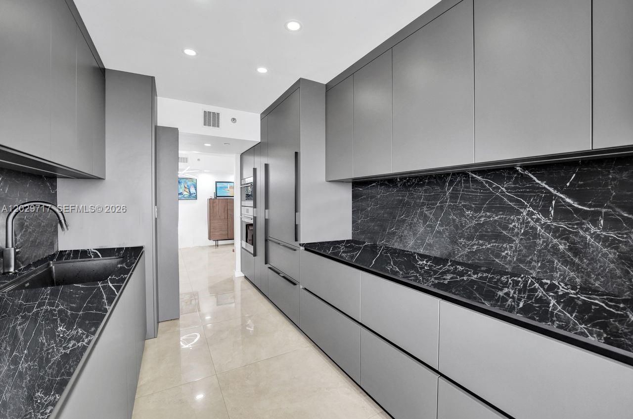 20281 E Country Club Dr , Unit 2209, Aventura, FL 33180 Photo