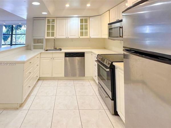 800 Parkview Dr, Unit 323, Hallandale Beach, FL 33009
