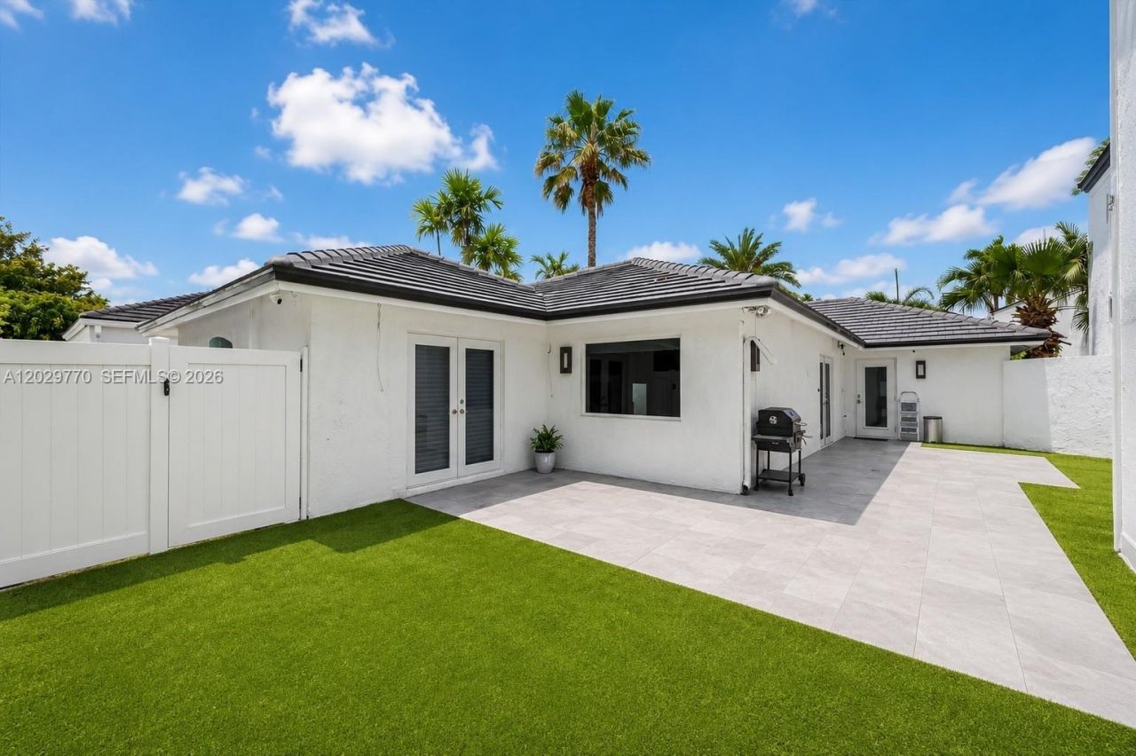 2558 NE 206th Ter , Aventura, FL 33180 Photo