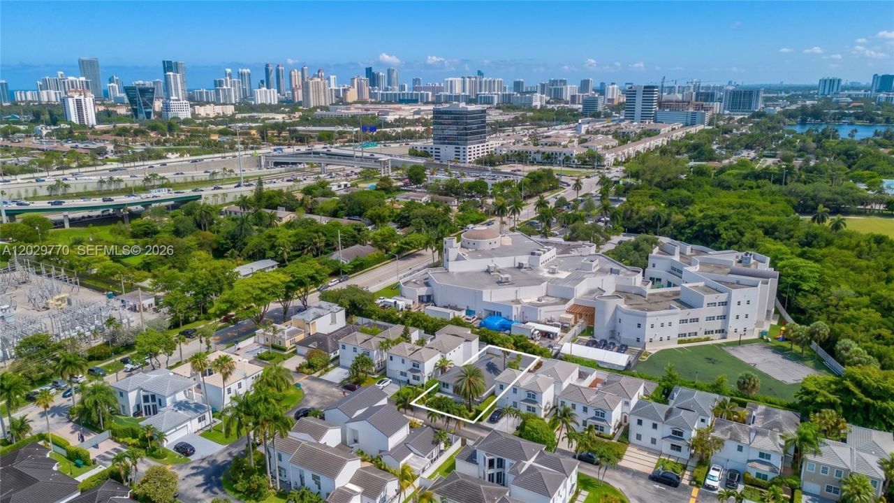 2558 NE 206th Ter , Aventura, FL 33180 Photo