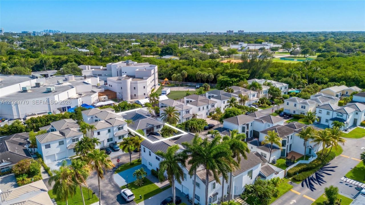 2558 NE 206th Ter , Aventura, FL 33180 Photo