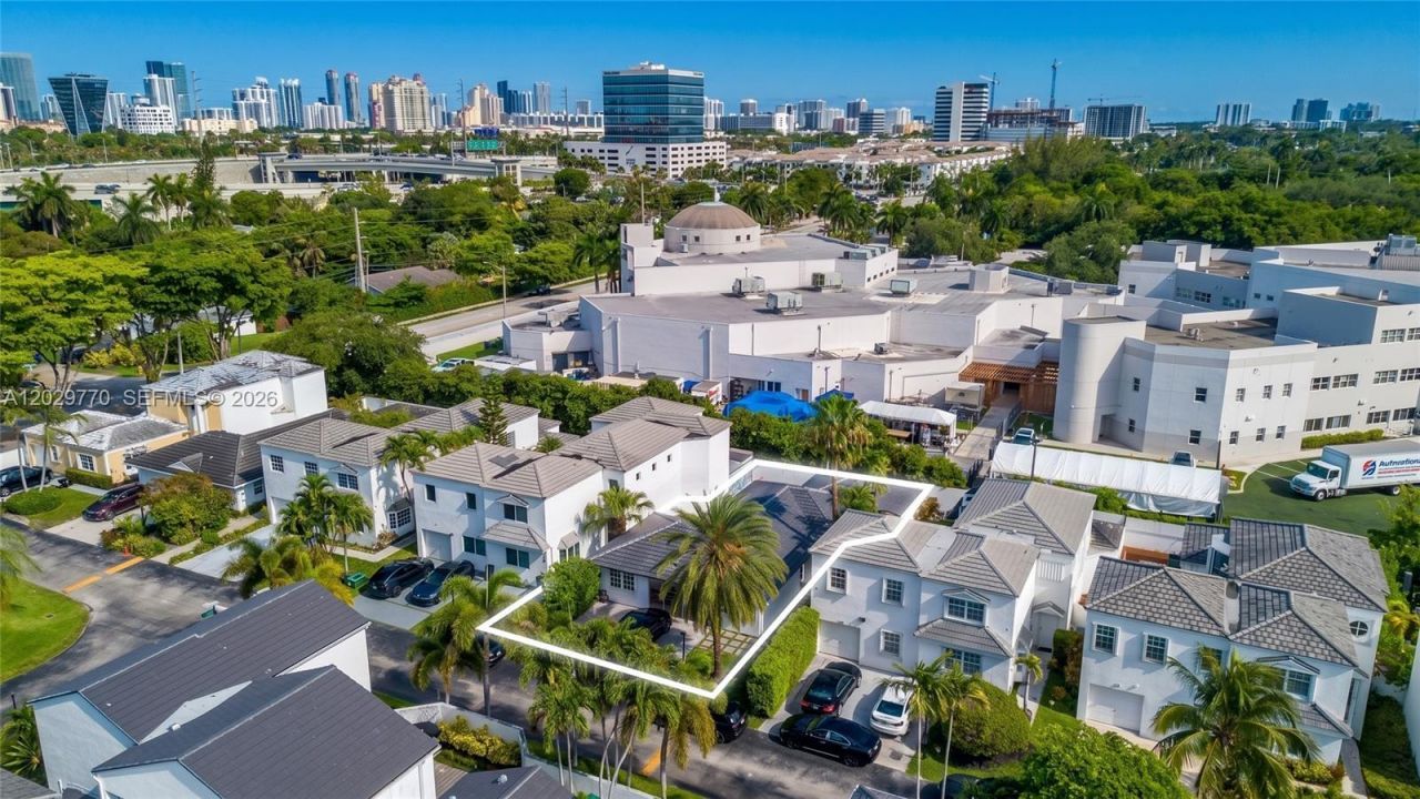 2558 NE 206th Ter , Aventura, FL 33180 Photo