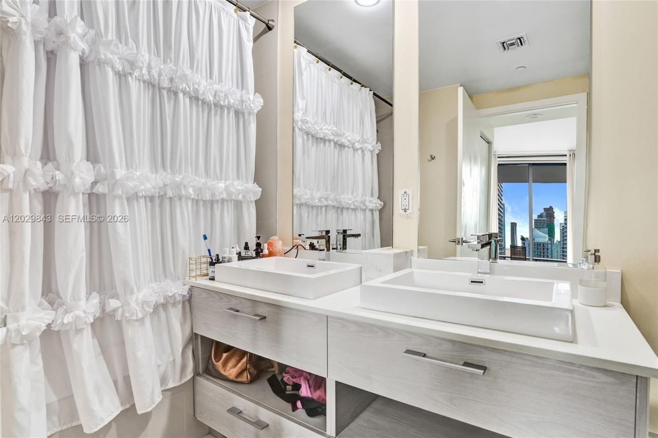 45 SW 9th St, Unit 4004, Miami, FL 33130 Photo