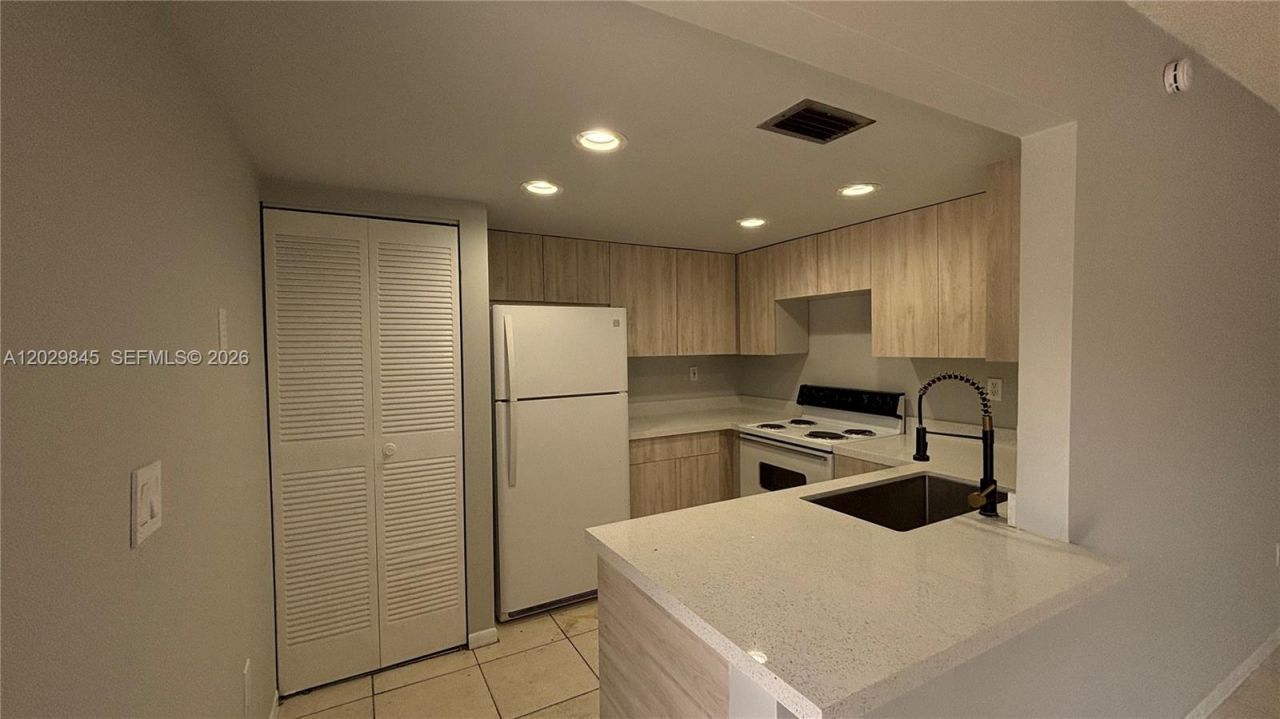 10303 NW 9th St Cir , Unit 102-16, Miami, FL 33172 Photo