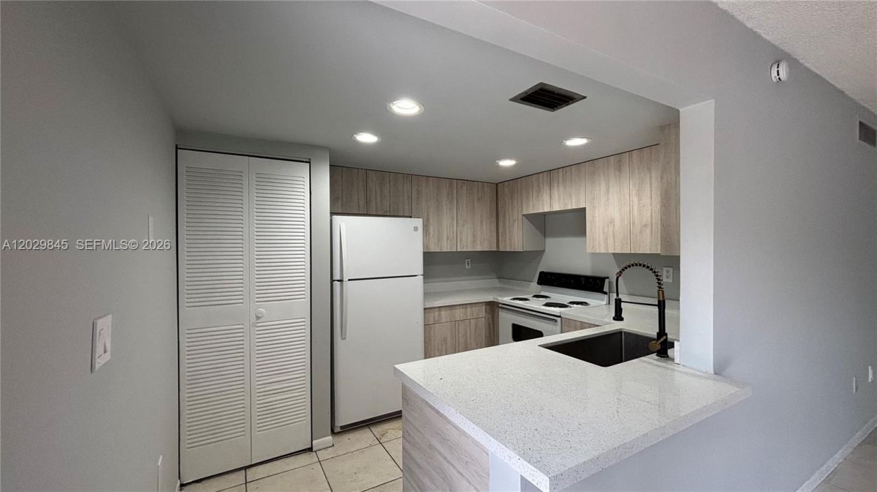 10303 NW 9th St Cir , Unit 102-16, Miami, FL 33172 Photo