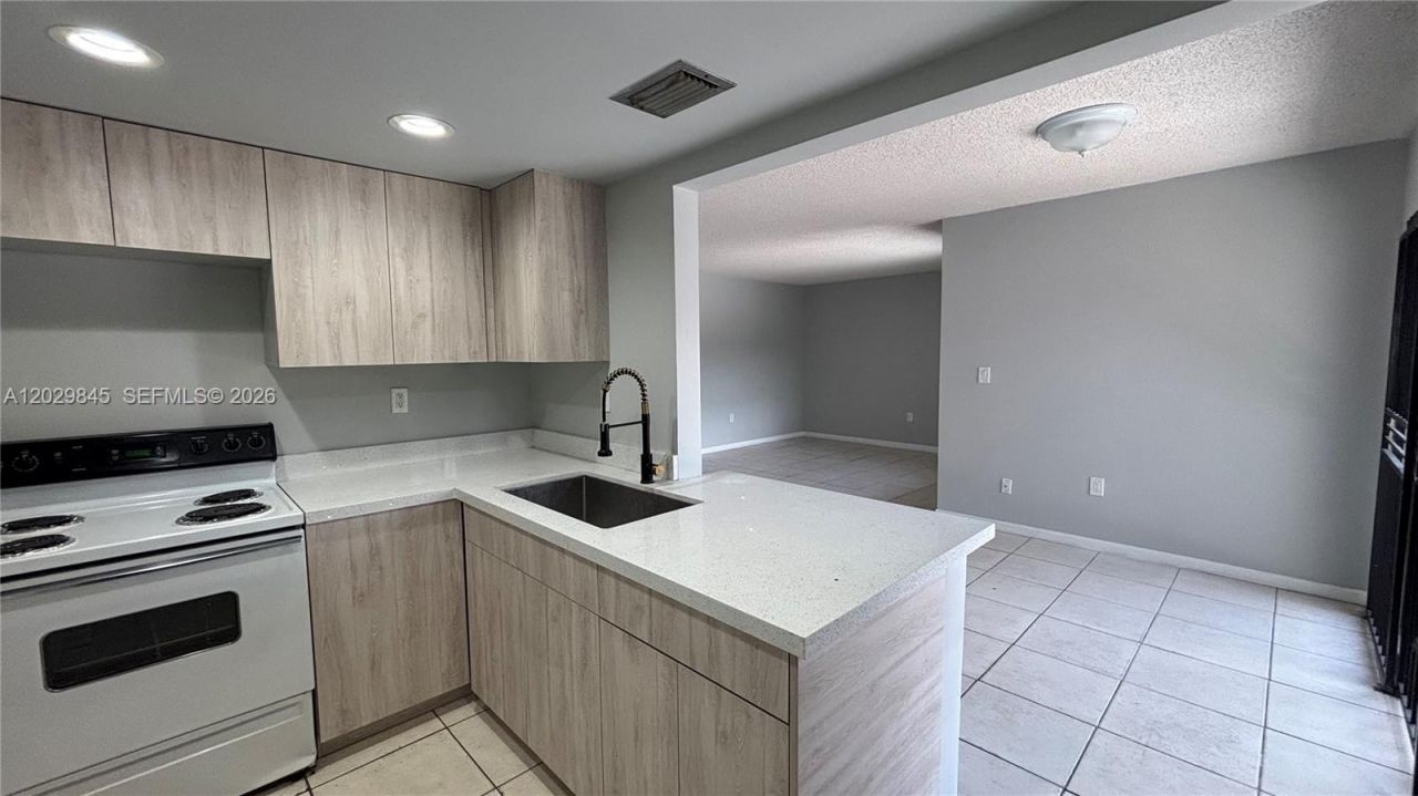 10303 NW 9th St Cir , Unit 102-16, Miami, FL 33172 Photo