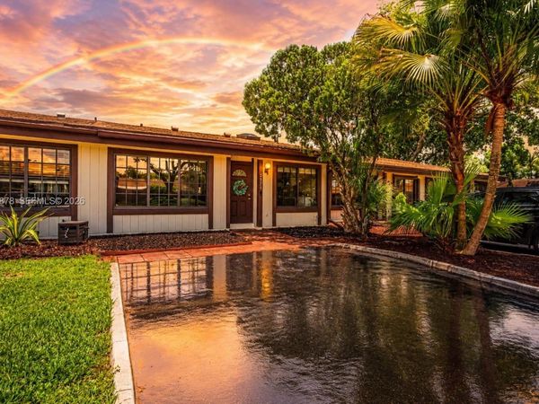 2321 Pine Needle Ct , Pembroke Pines, FL 33026