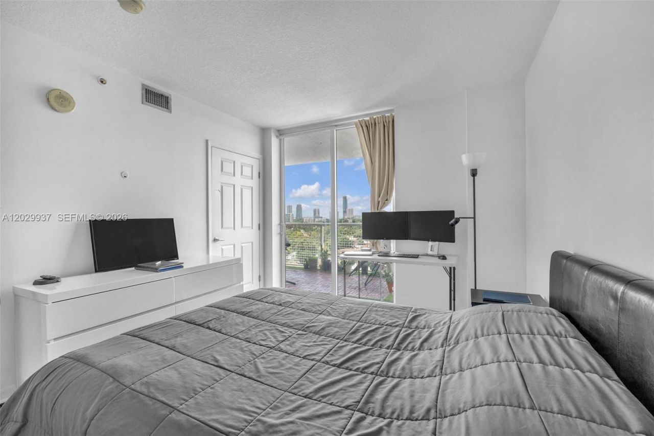 900 SW 8th St , Unit 1103, Miami, FL 33130 Photo