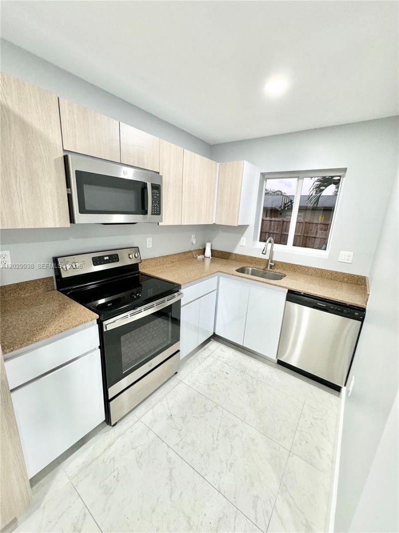 930 NW 2nd St , Fort Lauderdale, FL 33311 Photo
