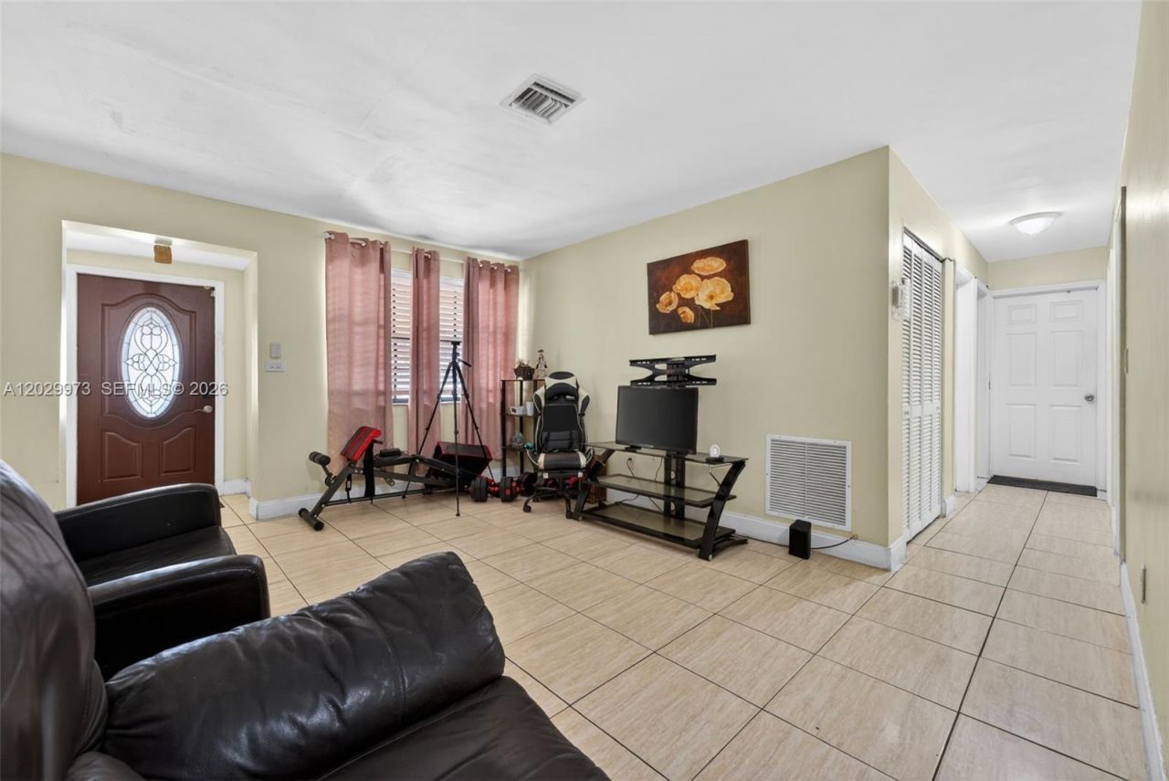 18930 NW 44th Ct , Unit A, Miami Gardens, FL 33055 Photo