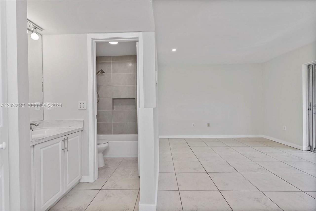 8631 NW 4th Ter, Unit 1001, Miami, FL 33126 Photo