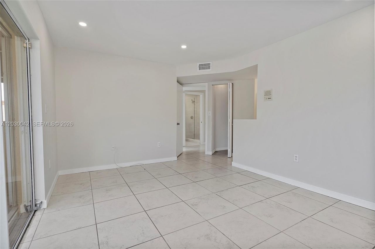 8631 NW 4th Ter, Unit 1001, Miami, FL 33126 Photo