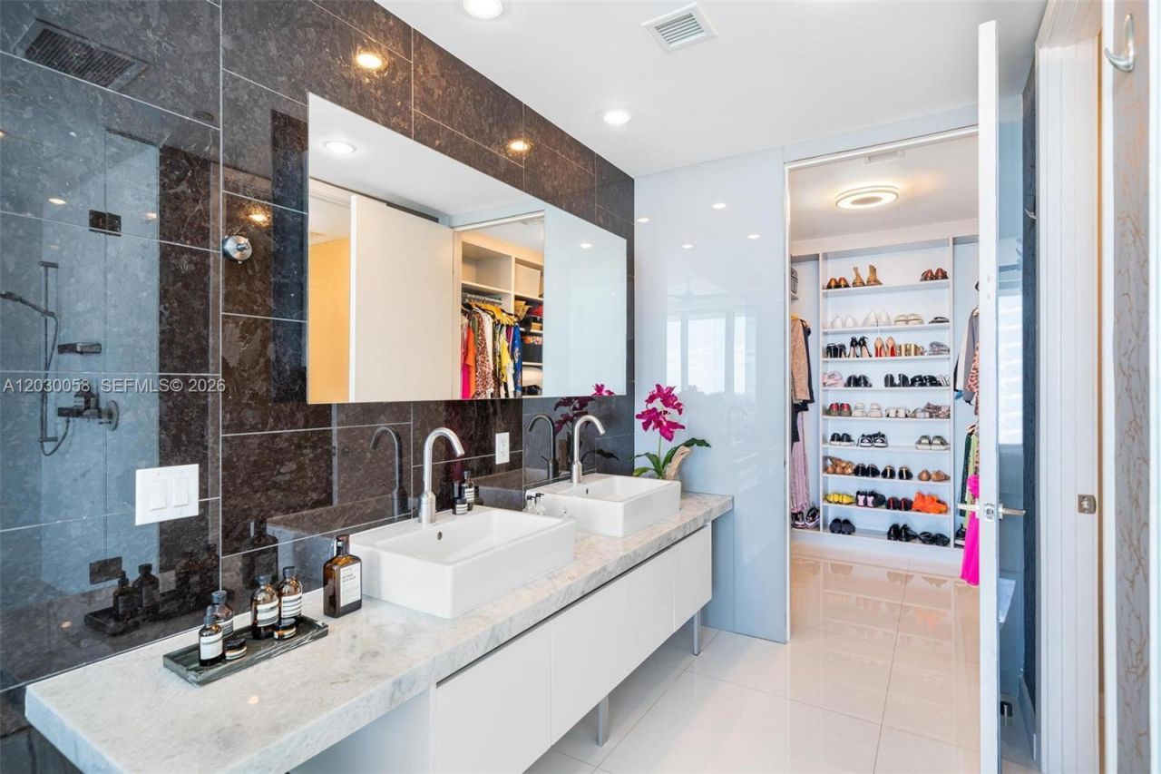1100 Biscayne Blvd , Unit 5203, Miami, FL 33132 Photo