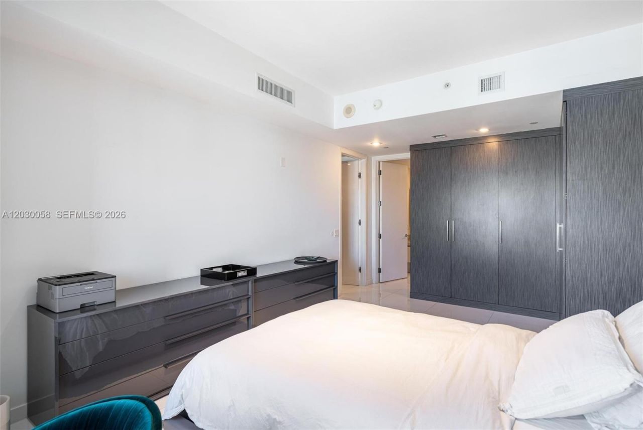 1100 Biscayne Blvd , Unit 5203, Miami, FL 33132 Photo