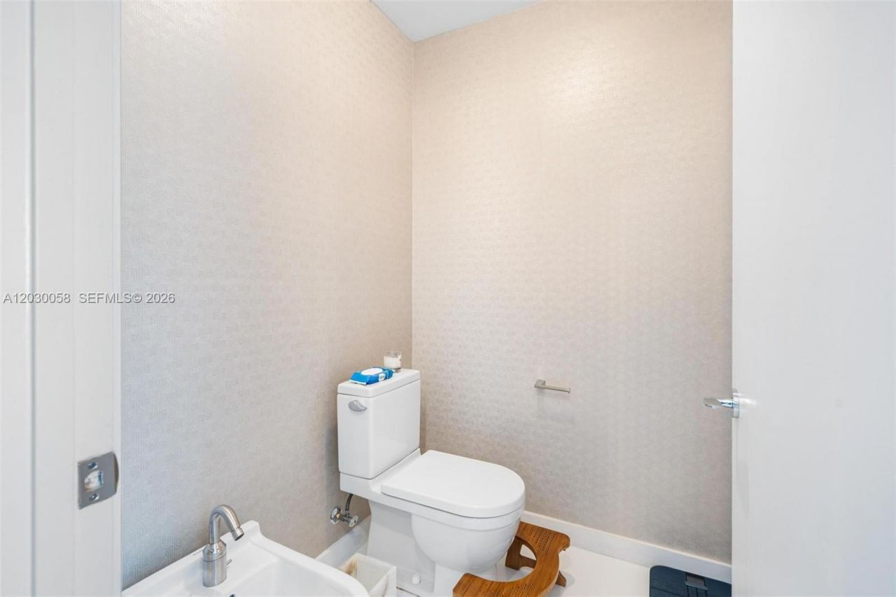 1100 Biscayne Blvd , Unit 5203, Miami, FL 33132 Photo