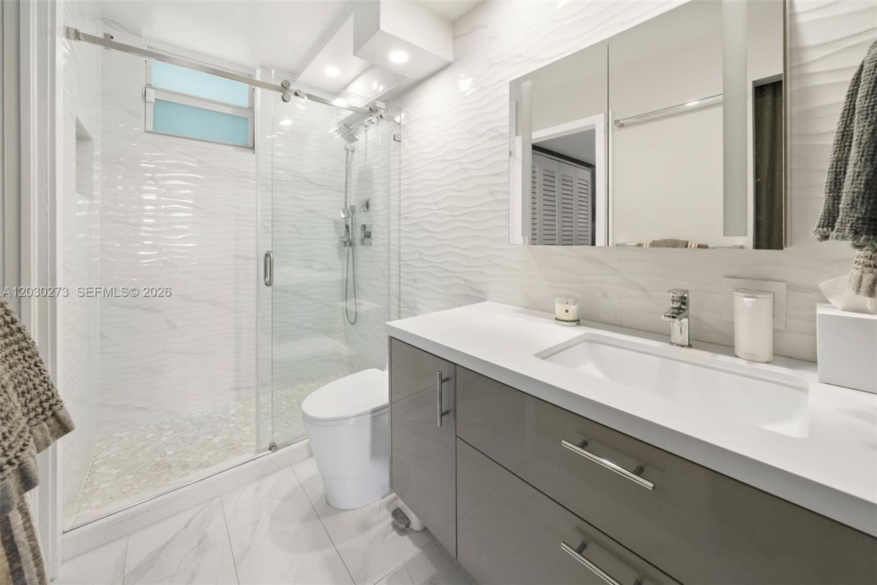 1670 Lincoln Ct , Unit 2B, Miami Beach, FL 33139 Photo