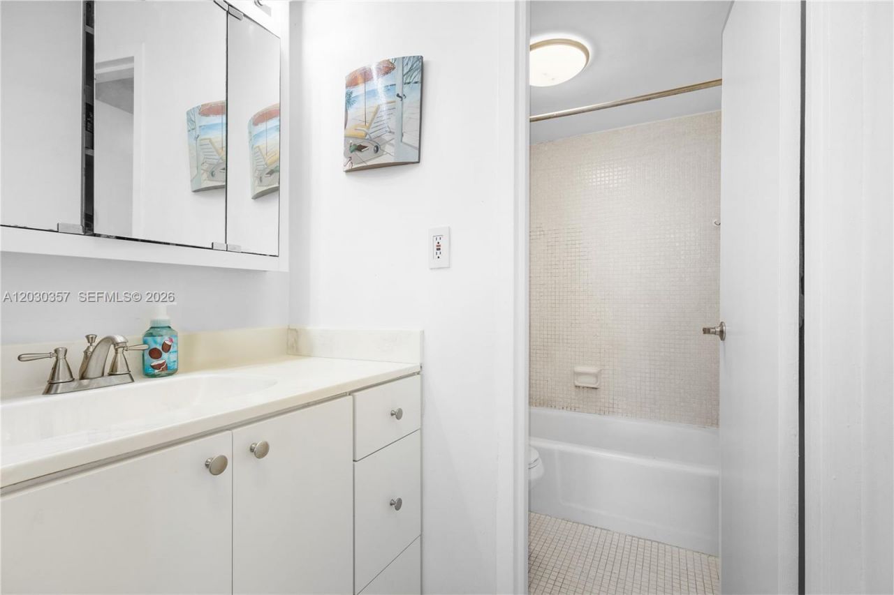 2899 Collins Ave , Unit 642, Miami Beach, FL 33140 Photo