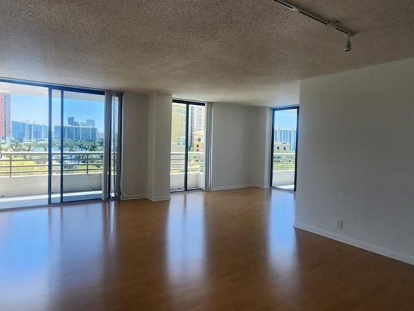 3300 NE 191st St, Unit 818, Aventura, FL 33180