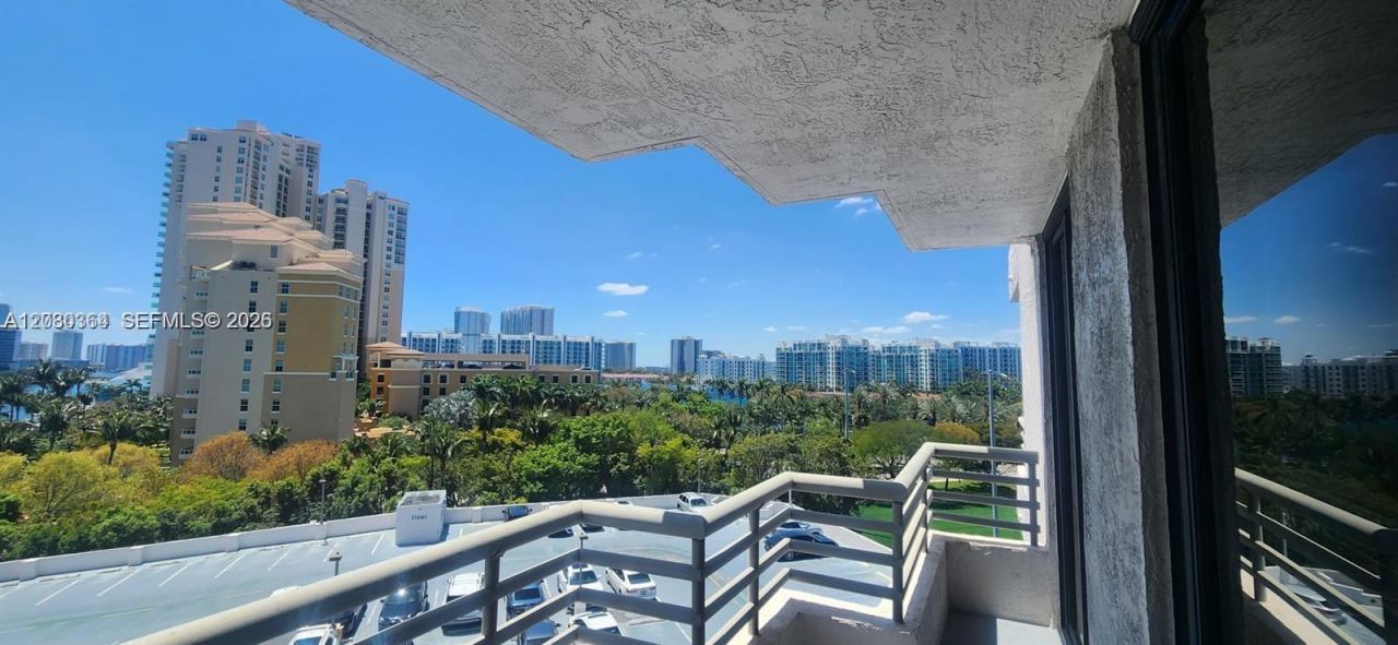 3300 NE 191st St , Unit 818, Aventura, FL 33180 Photo