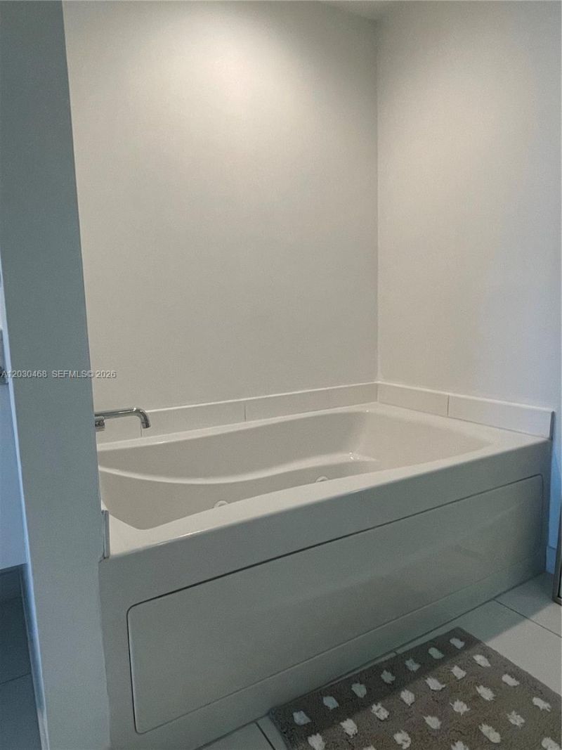 500 Brickell Ave , Unit 3105, Miami, FL 33131 Photo